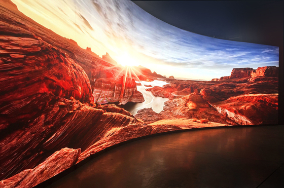 ภาพที่เห็นได้ดี Magnetic Design Flexible Led display P2.5 Curved Advertising LED Screen สําหรับการประชุม